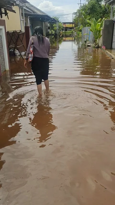 A woman walking in a puddle Video stock 211634570