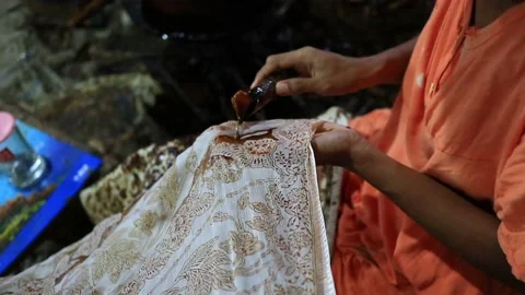 Woman was do batik work with traditional techniques. canting Stock Footage 131822008