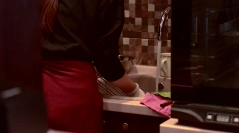Woman washing dishes in bakery Vídeos de archivo 59579739