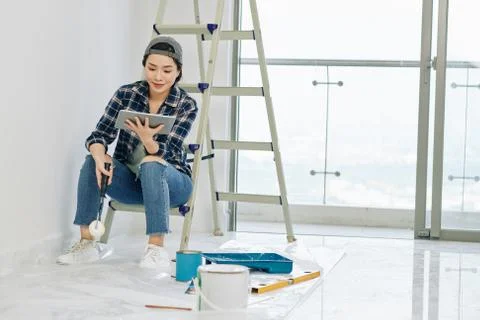 Woman watching tutorial online Stock Photos