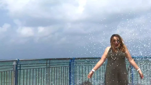 Woman waves 2sl 動画素材 101653673