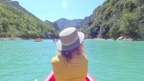 Woman wearing hat while sitting and enjoying on red canoe exploring calm tropica Stock-Footage 171897544