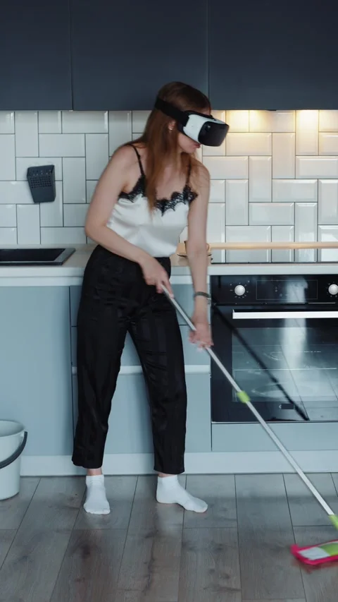 Woman Wearing VR Headset While Cleaning Kitchen Floor Vídeos de archivo 323090473