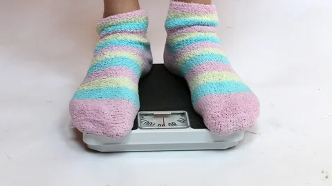 Woman on a weight. Vídeo Stock 73104161