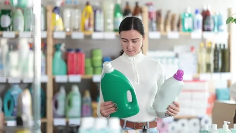 Woman went to a small hardware store to buy detergent for the house. Buyer Vídeos de archivo 344837239
