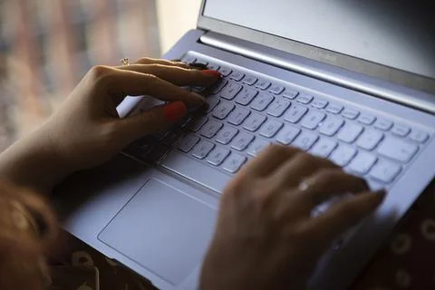 A woman at work on a computer, lockdown, quarantine, remote work Stock-Fotos