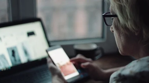 Woman work on laptop Vidéo 74024392