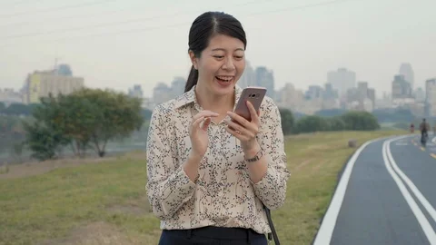 Woman worker standing in park using mobile phone Video stock 106181977