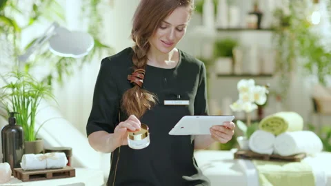 Woman worker using tablet PC in modern beauty studio Video stock 173829680