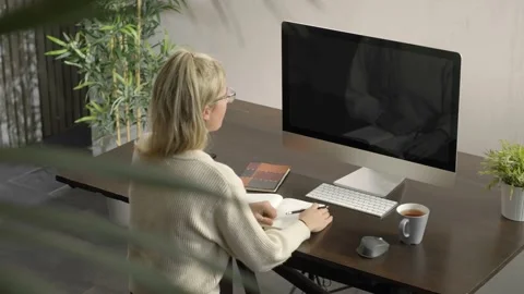 Woman working and looking at computer, listening lesson and conference at home Vidéo 172476664