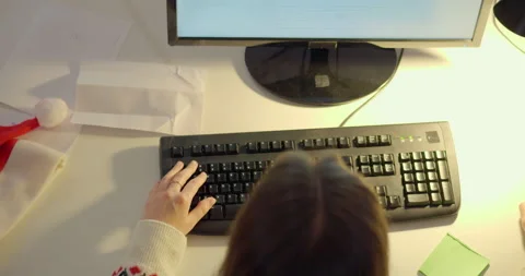 Woman working on computer at desk Stock-Footage 144270584