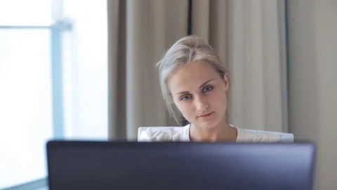 Woman working on computer Vídeos de archivo 76126385