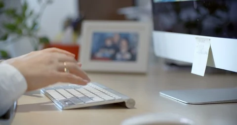 Woman working on computer 스톡 동영상 86603658