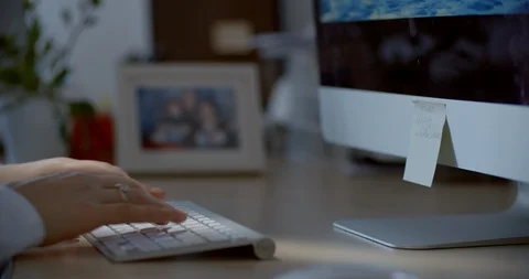 Woman working on computer 库存影片 86603661