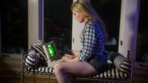 Woman working on computer 库存影片 108160794