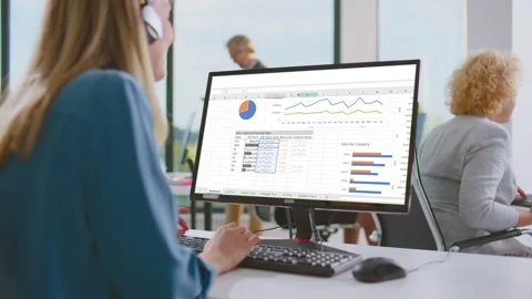 Woman working on computer Vídeo Stock 164629834