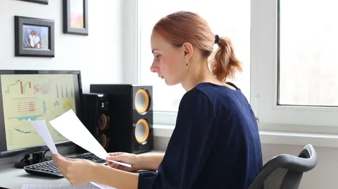 Woman working with computer in office Stock-Footage 61939783