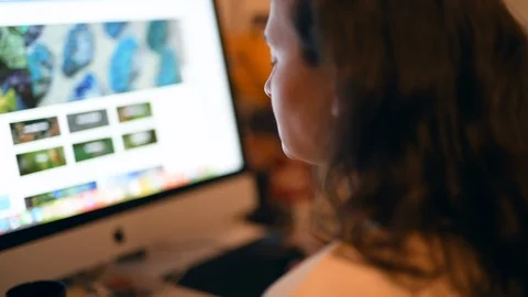 Woman working on computer in the office Vidéo 89651981