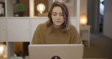Woman Working on Computer in Office 库存影片 266172490
