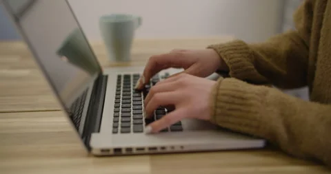Woman Working on Computer in Office 库存影片 266178482
