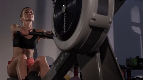 Woman working on exerciser Vidéo 73993341
