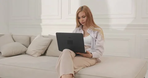 Woman working as a freelancer. Work remotely at home on a laptop. Vídeo Stock 160169667