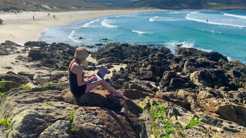 Woman working with her computer on the beach, like a digital nomad Vidéo 240036257