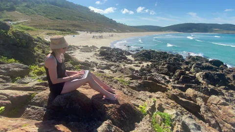 Woman working with her computer on the beach, like a digital nomad Stock-Footage 240036285