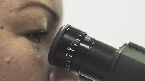 Woman working with a microscope in a laboratory 库存影片 88287634