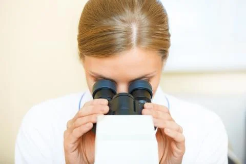 Woman working with a microscope. Foto stock