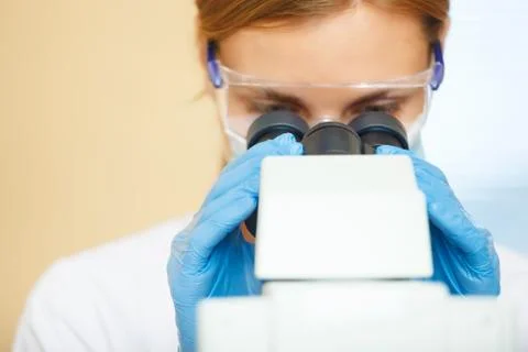 Woman working with a microscope. Foto stock