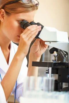 Woman working with a microscope. Foto stock