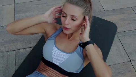 Woman working out doing sit ups Stock Footage 139210751