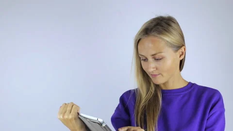 Woman working with the tablet Video stock 95465729