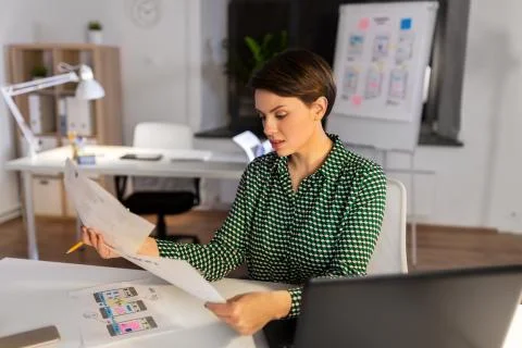 Woman working on user interface at night office Foto stock