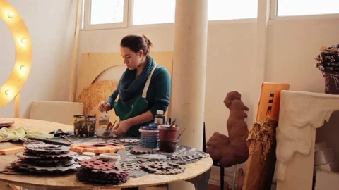 Woman in workshop creating at desktop Vidéo 77903230