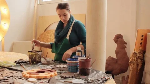 Woman in workshop creating at desktop 스톡 동영상 77903435
