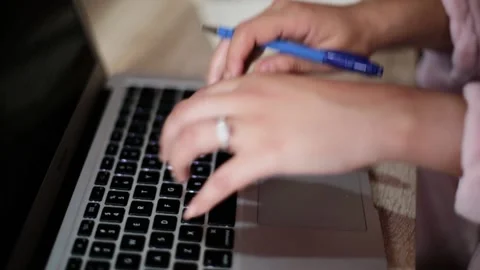 Woman write down a note from computer Stock Footage 141747510