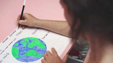 Woman writing 'all will be ok' slogan in Hungarian 動画素材 278841953