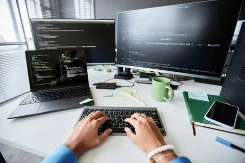 Woman writing computer codes for program Stockfoto's