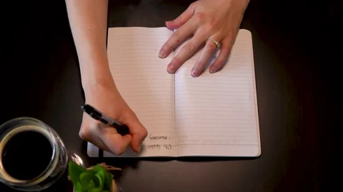 Woman writing task list on lined paper, top view. 库存影片 157818296