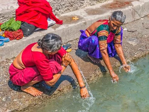 Womans bathing in the Ganges at Rishikesh Foto stock
