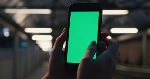Woman’s elegant Hand Holding Mobile Phone, Typing on Green Screen. Modern Vídeo Stock 121126880