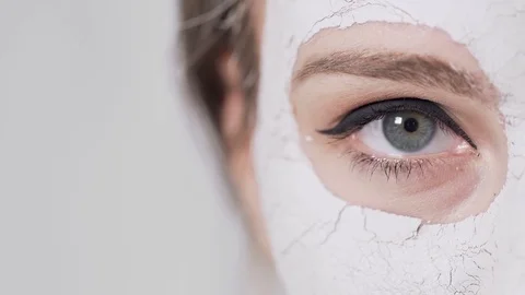 Woman's Eye During Face Mask 動画素材 81756773