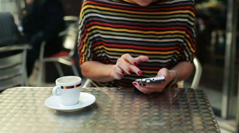 Woman's fingers typing on cellphone Видео 36779484