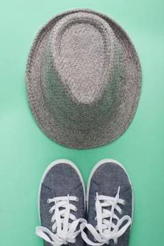 Woman's flat lay clothes gray hat and gray sneakers Foto stock