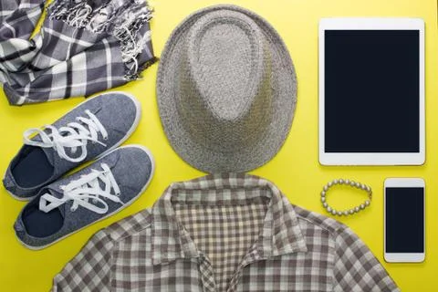 Woman's flat lay gray clothes tablet and mobile phone mockup Foto stock