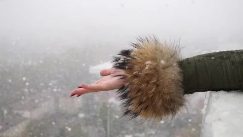 A woman's hand catches large flakes of snow. Stock Footage 143661964