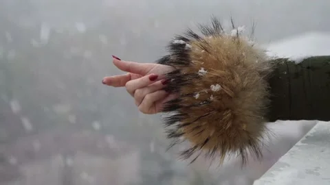 A woman's hand catches large flakes of snow. Stock Footage 143772670