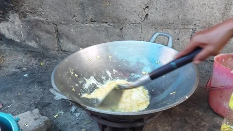 The woman's hand is cooking a fried omelet Vídeos de archivo 289918625